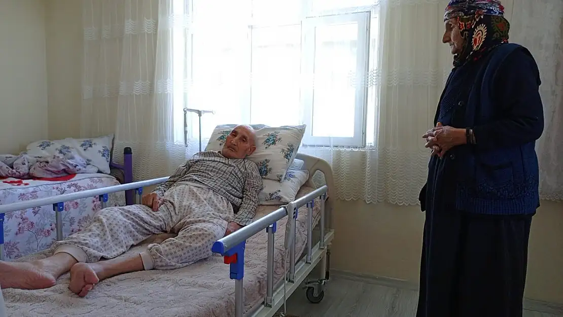 Van'da 14 yıllık felçli Memet dede, hasta yatağına kavuştu