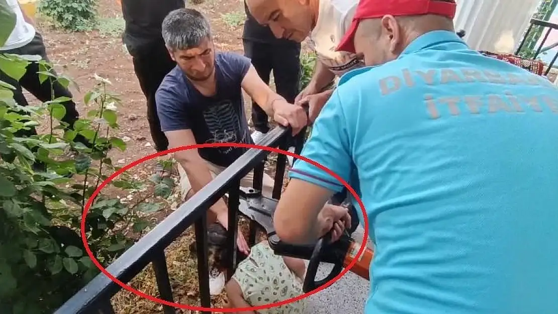 Diyarbakır'da küçük çocuğun kafası çardak demirlerine sıkıştı