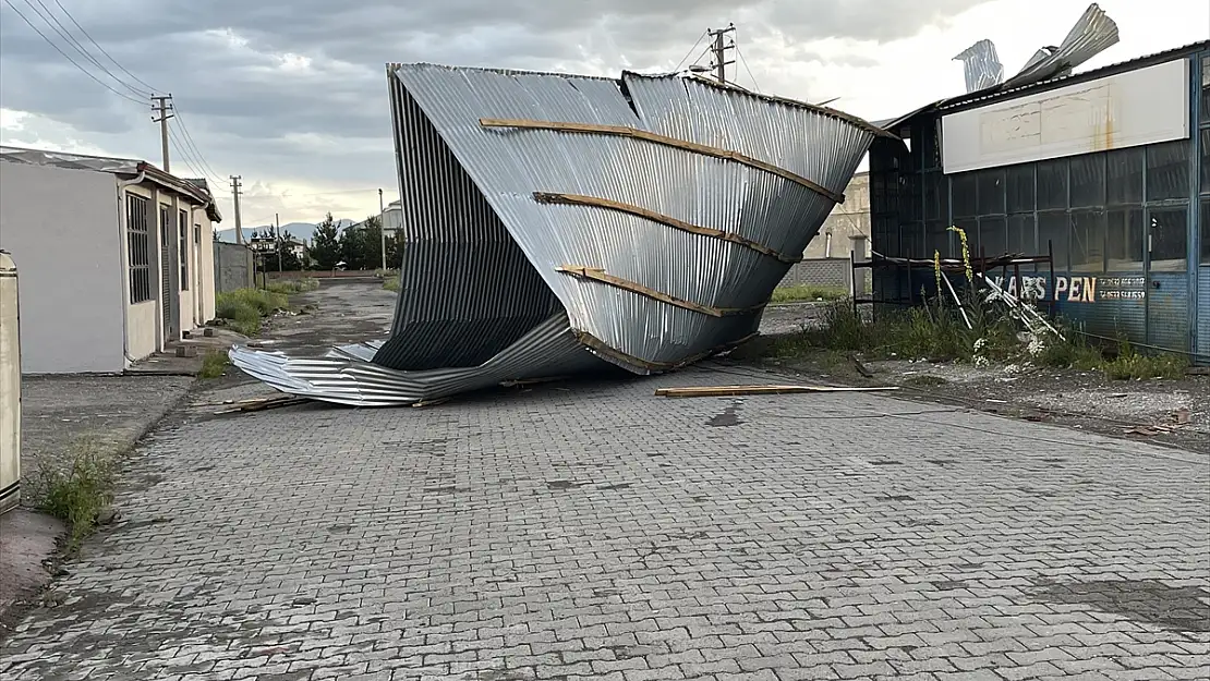 Kars'ta şiddetli rüzgar çatıları uçurdu