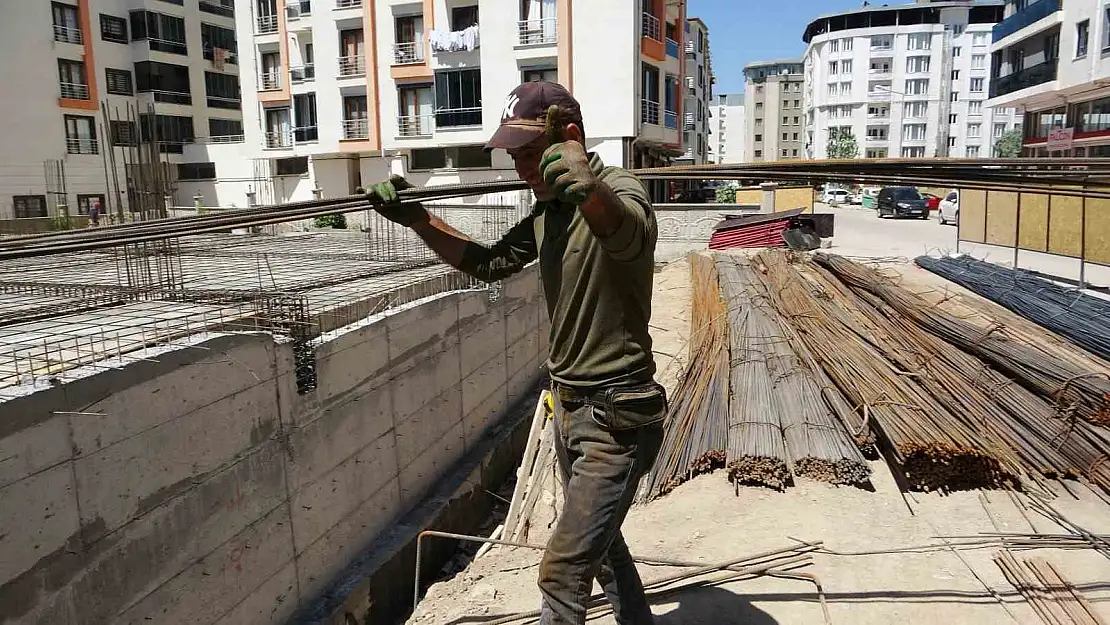 Van'da inşaat işçileri sıcaklarla mücadele ediyor