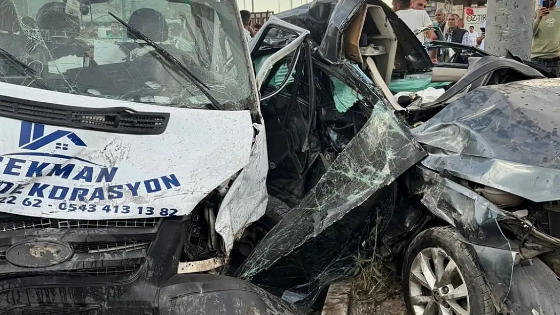 Ağrı'da feci kaza: Otomobil ve Kamyonet çarpıştı