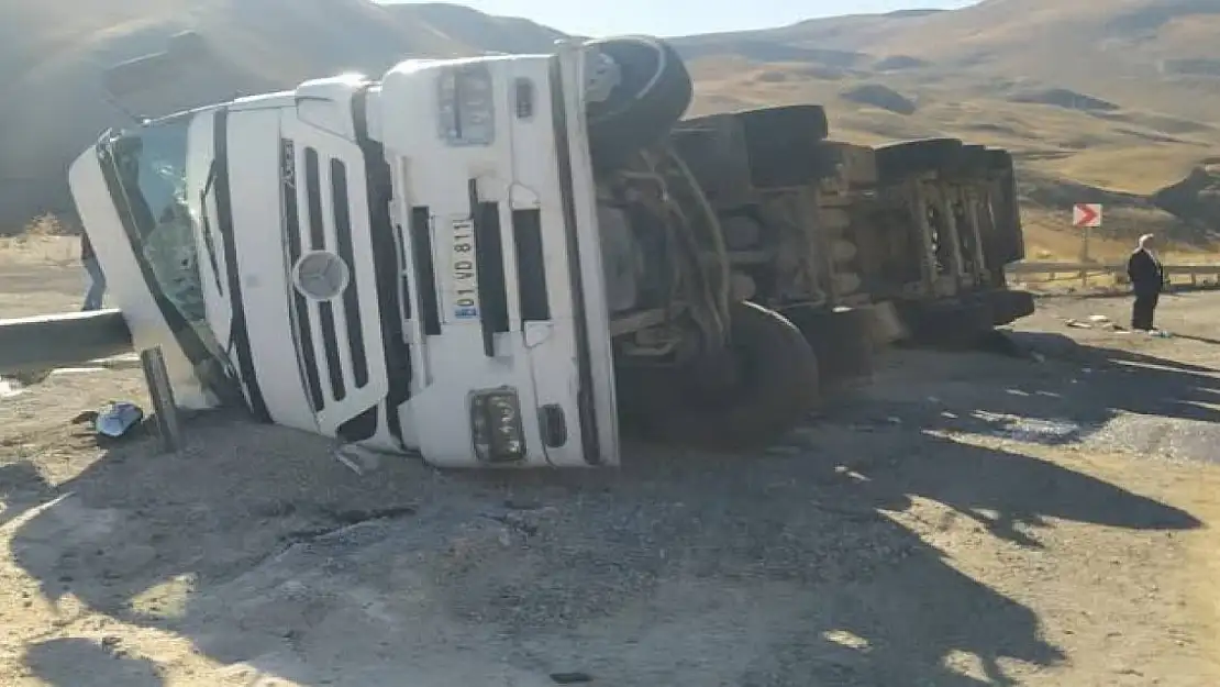 Başkale'de devrilen tırın sürücüsü yaralandı