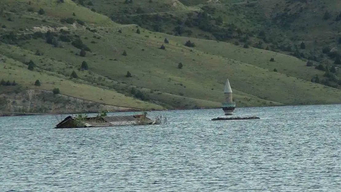 Baraj su tuttu, köyden bir tek minare kaldı