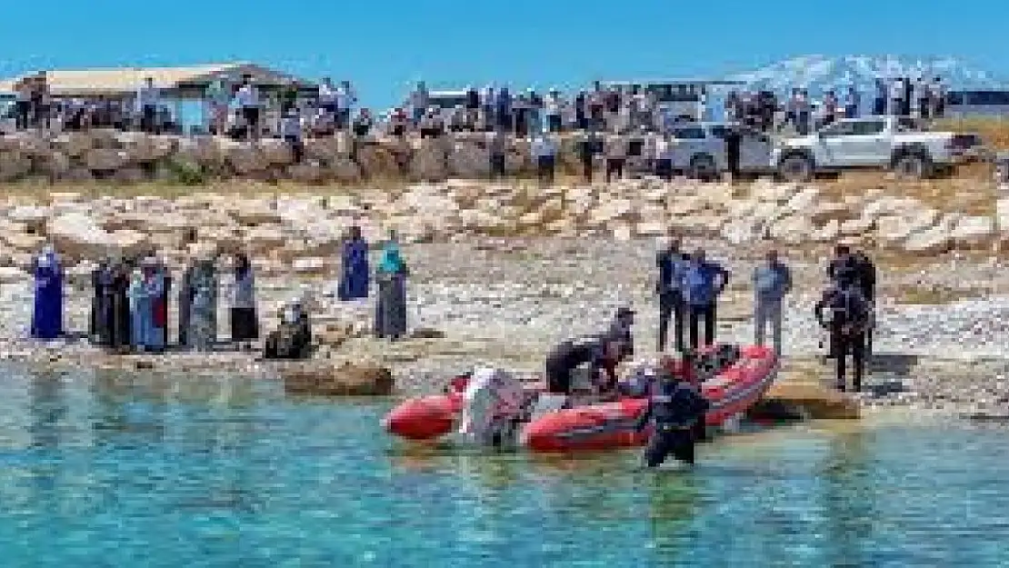 Van Gölü'nde kaybolan genci arama çalışmaları üçüncü gününde sürüyor