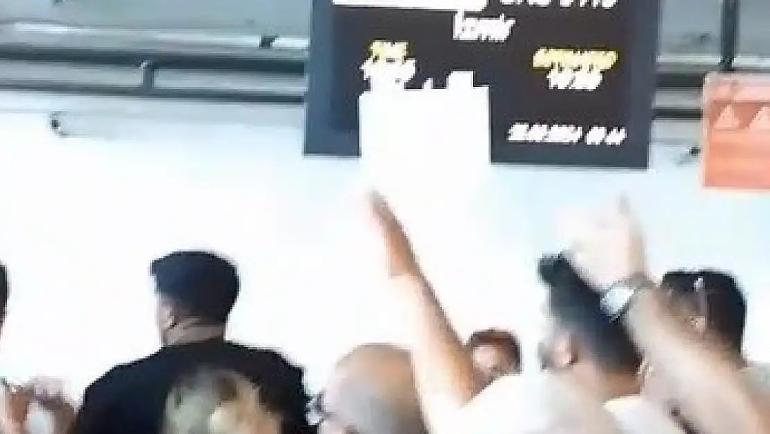 Kars'ta uçak seferi iptal edildi, yolcular isyan etti