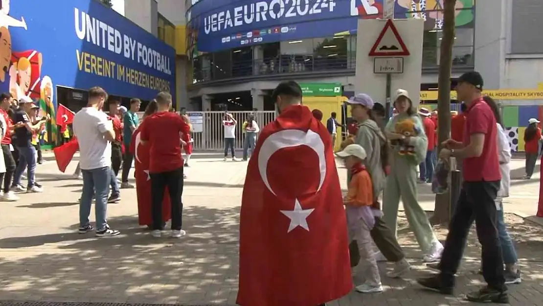 Türk taraftarlardan millilere yoğun destek