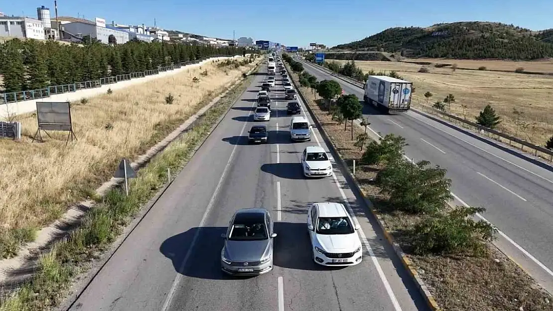 43 ilin geçiş güzergahındaki araç trafiği havadan görüntülendi