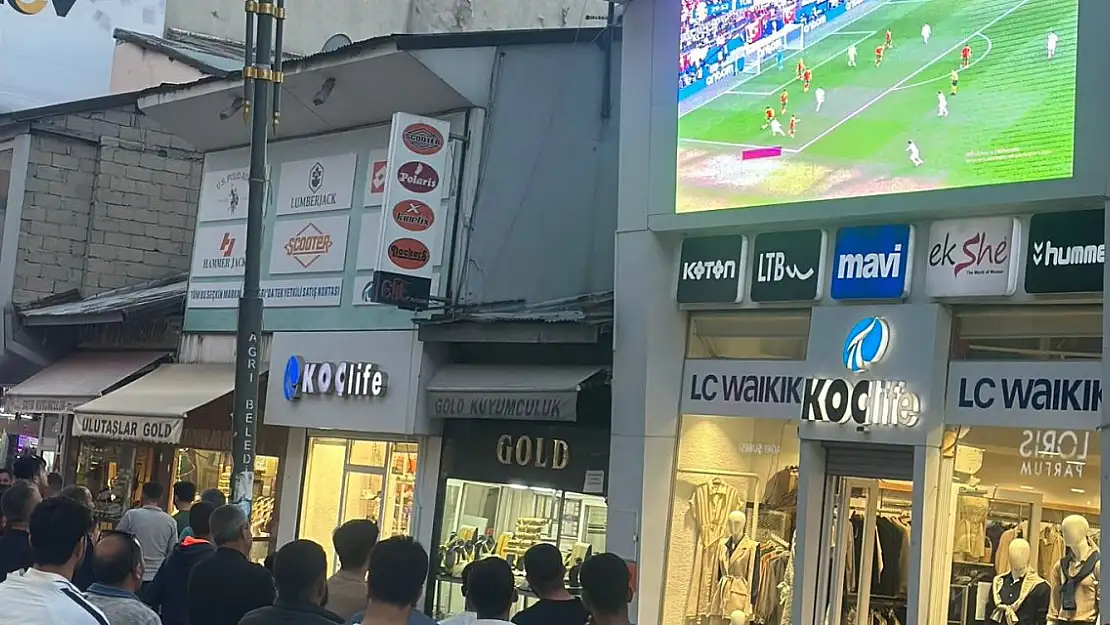Ağrılılar Türkiye-Portekiz Maçını caddede İzledi