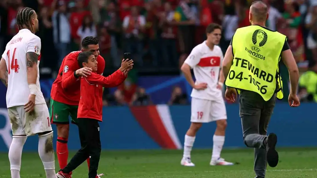Küçük taraftar, Cristiano Ronaldo ile fotoğraf çekilmek için sahaya girdi