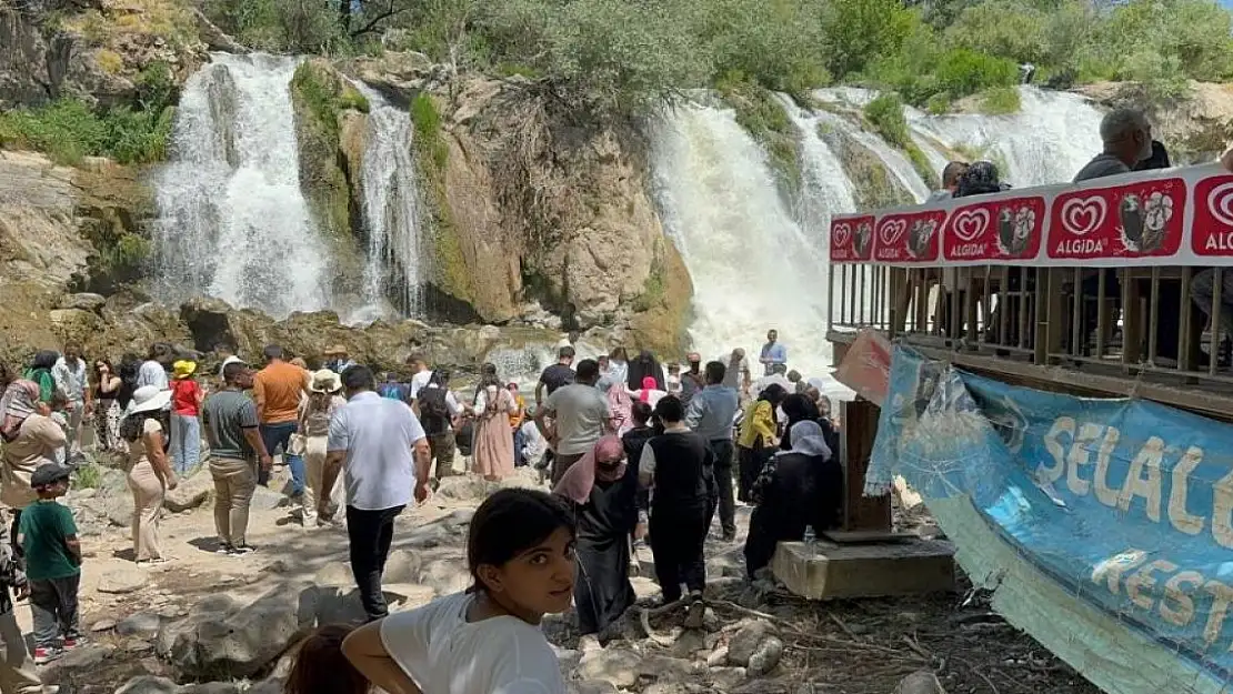 Muradiye Şelalesi tatilde doldu taştı