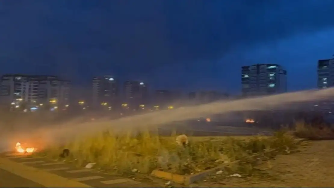 Diyarbakır'da şehir içinde anız yangını