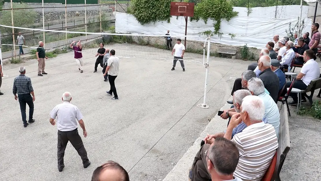 Erzurum'da genç yaşlı herkes voleybolla buluşuyor