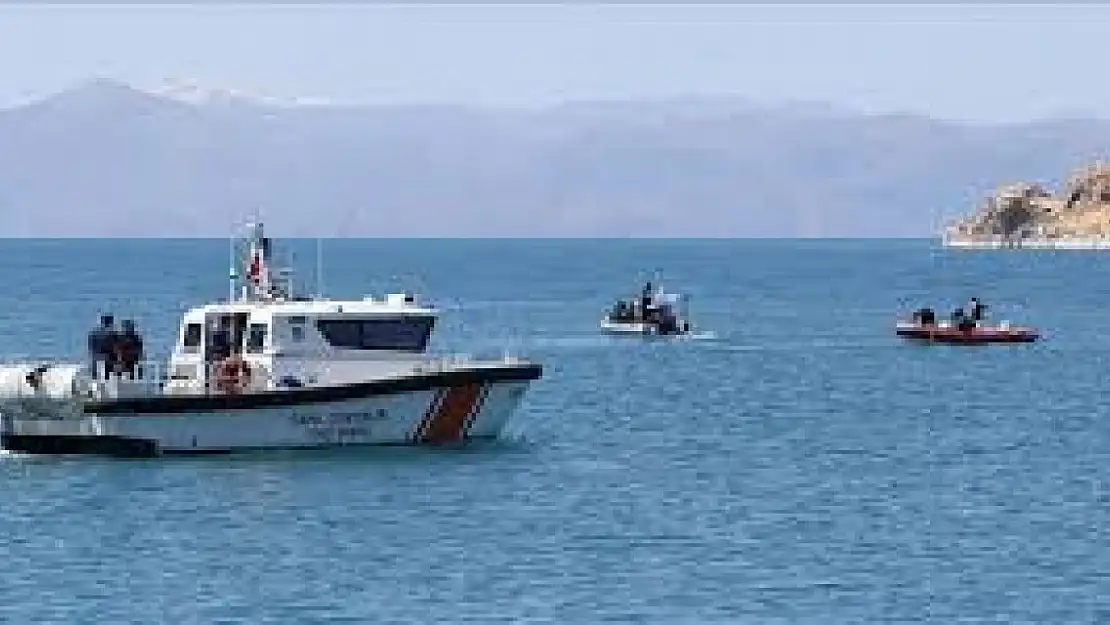 Van Gölü'nde kaybolan genci arama çalışmaları sürüyor