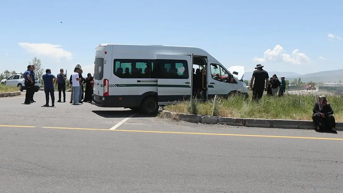 Kars'ta yolcu minibüsü refüje çarptı