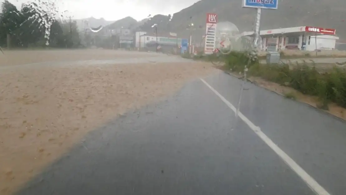 Başkale'de kuvvetli sağanak ve dolu sonrası yollar göle döndü