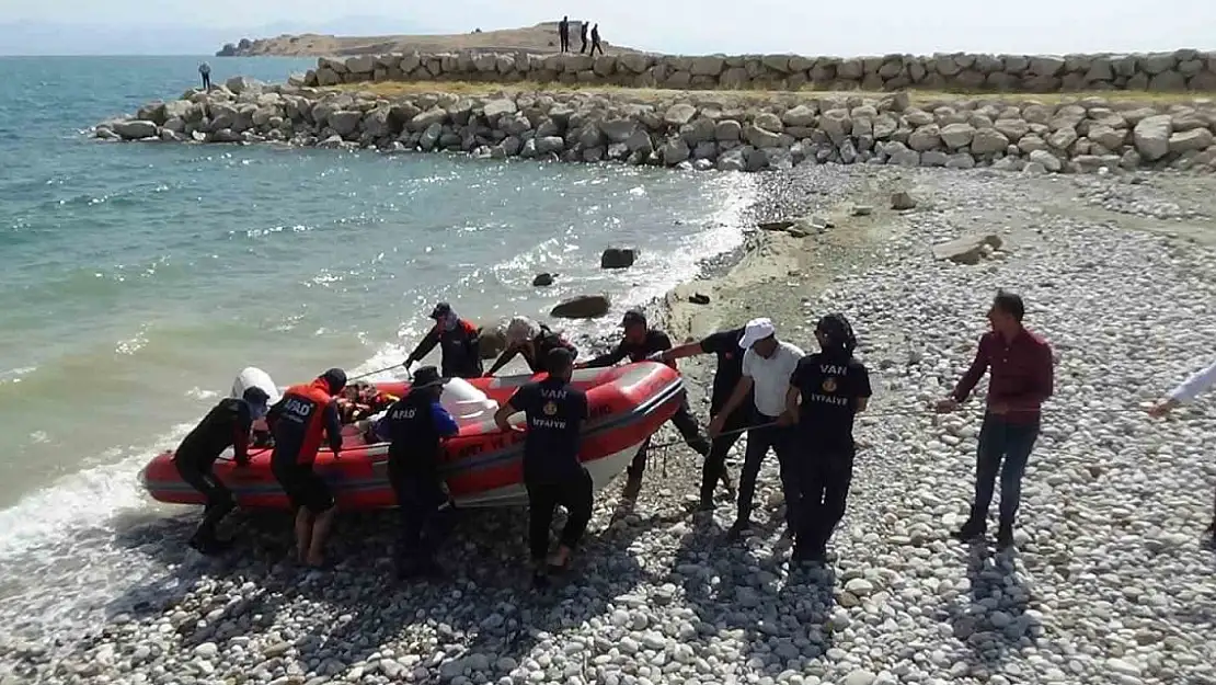 Van Gölü'nde kaybolan genci arama çalışmalarına olumsuz hava şartları nedeniyle ara verildi