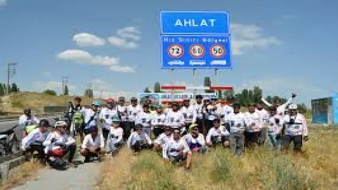 Bitlis'te yarınki festival öncesi Van Gölü çevresinde bisiklet turu düzenlendi