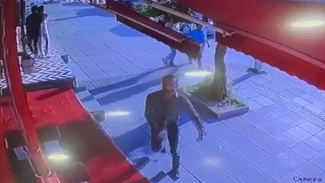 Kentin en işlek caddesinde cam kırıp telefon aldı, elindeki bıçakla tehditler savurdu