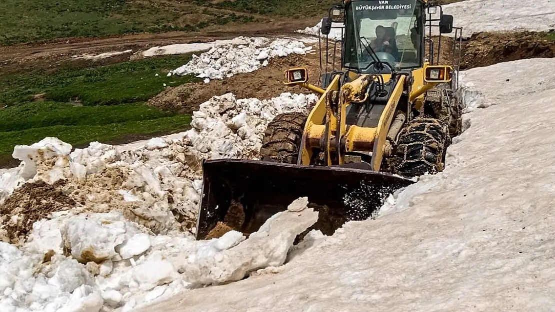 Van'da haziran ayında karla mücadele çalışması