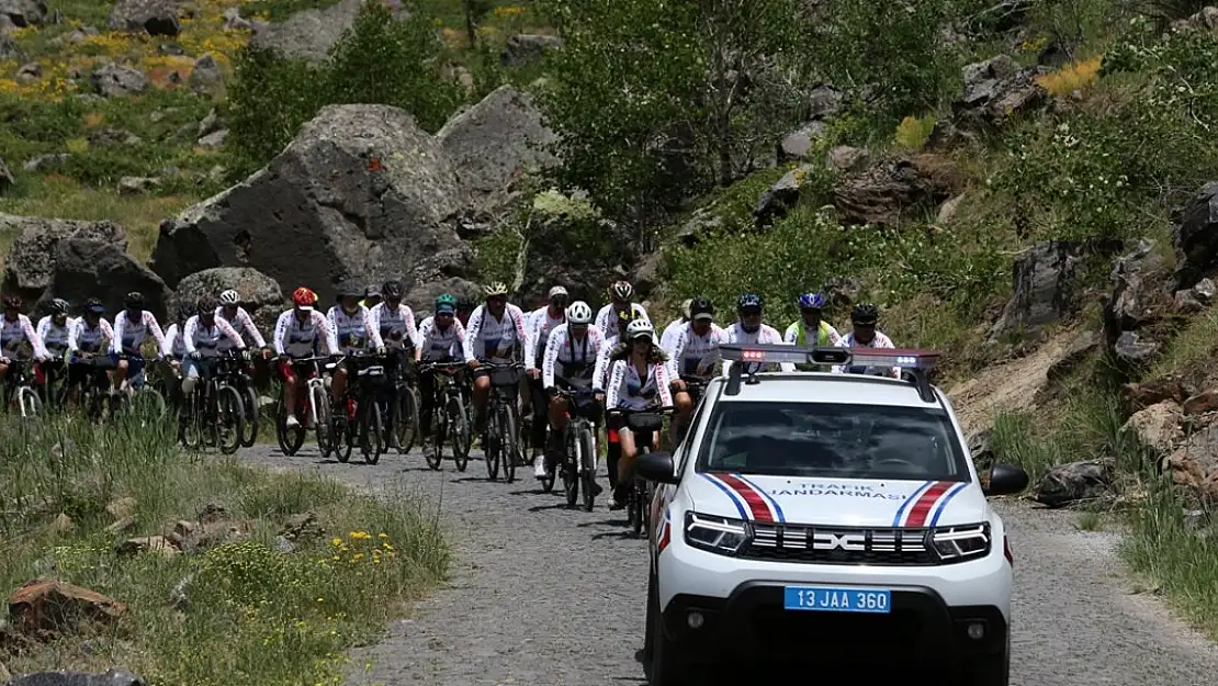 Bisiklet tutkunları ve sporcular Bitlis'te