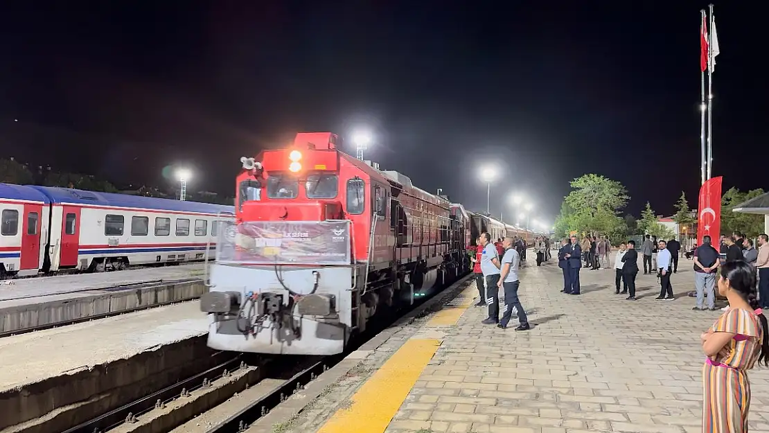 Turistik Tatvan Treni'ni ilk seferini gerçekleştirdi
