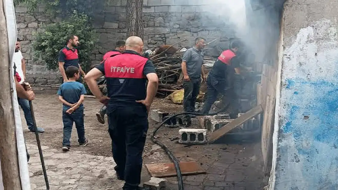 Ağrı'da ahırda çıkan yangın korkuttu