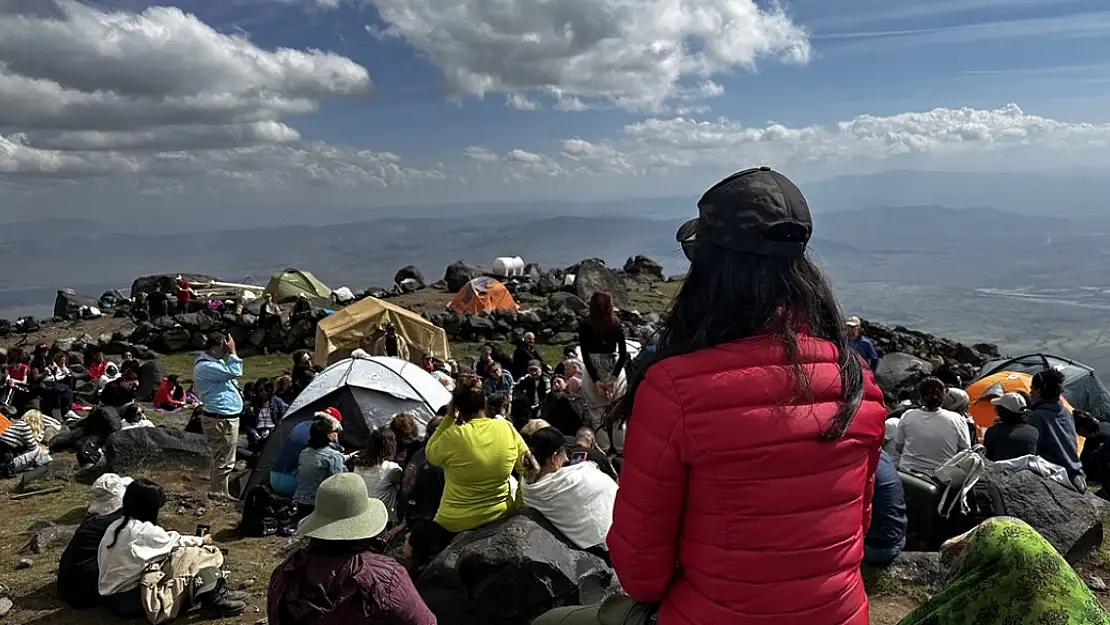 Ağrı Dağı zirvesi şehir merkezi gibi oldu