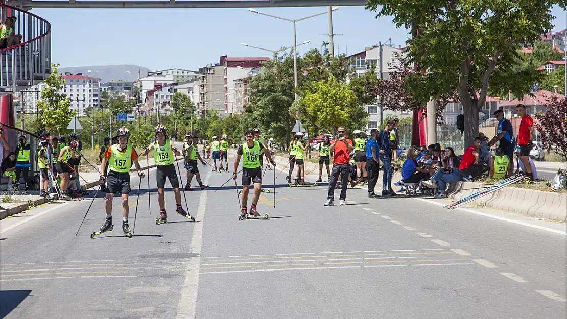 Bitlis'te düzenlenen Tekerlekli Kayak Türkiye Şampiyonası'na yoğun ilgi