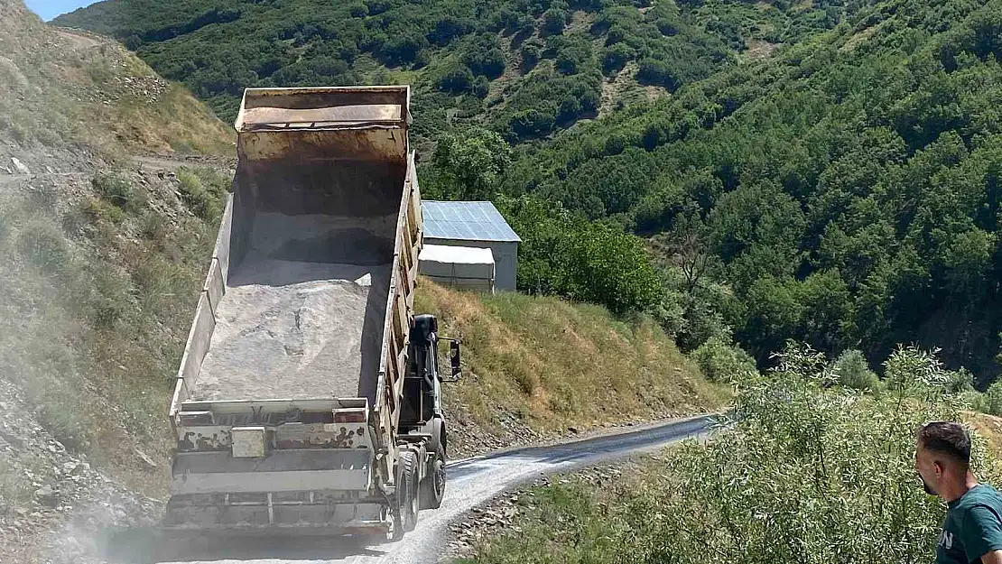 Muş'ta sıcaktan asfalt eridi