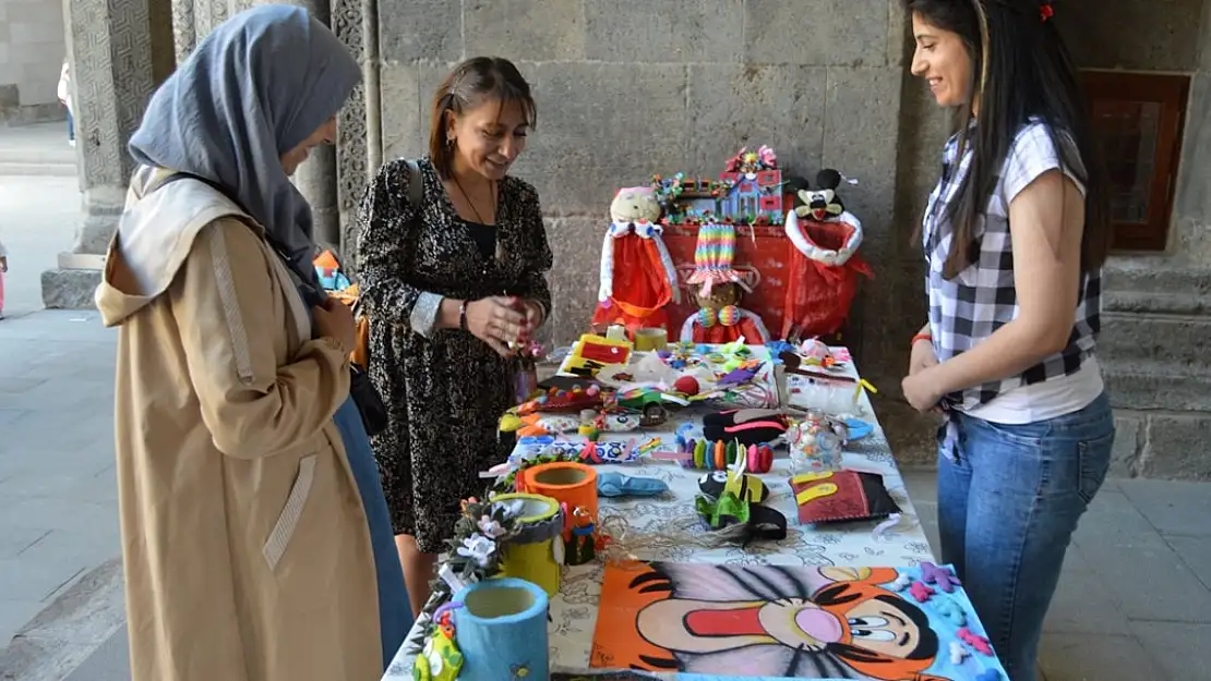 Erzurum'da tedavi gören kadın atıktan yaptığı eşyalarla sergi açtı