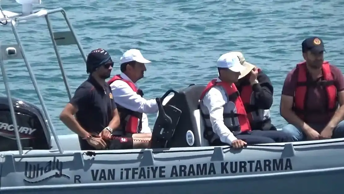 Van Gölü'nde kaybolan oğlunu ekipler ile birlikte aradı