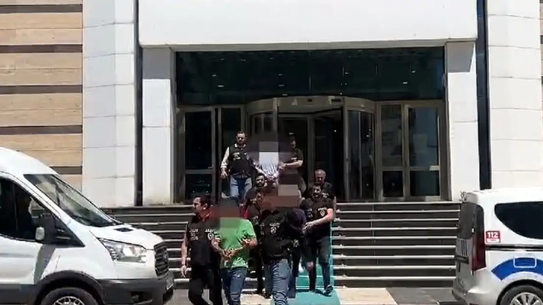 Bitlis'te oto yedek parça satışıyla dolandırıcılık yapan 3 kişi tutuklandı