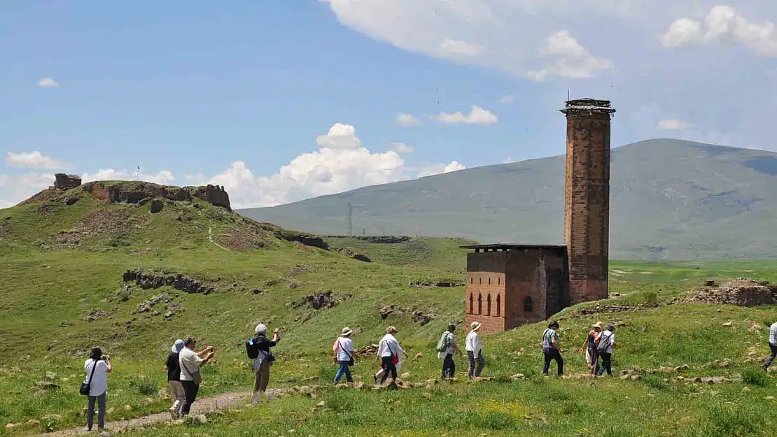 Kars'ın tarihi kenti Ani, ziyaretçi akınına uğruyor