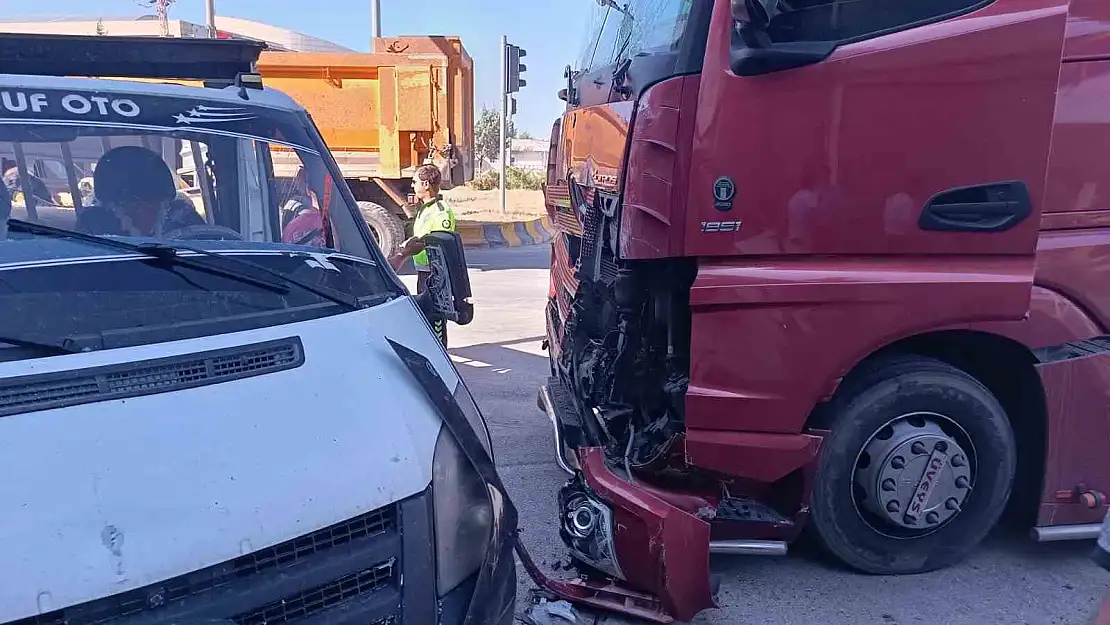 Van'da kamyonla kamyonet kafa kafaya girdi