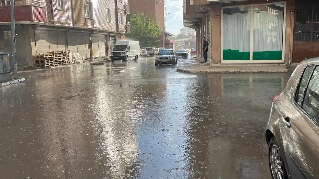 Ağrılılar Serinledi: Yağmur Yüzleri Güldürdü