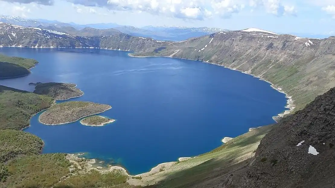 Bitlis Nemrut Kalderası'nın bir yanı kar bir yanı bahar