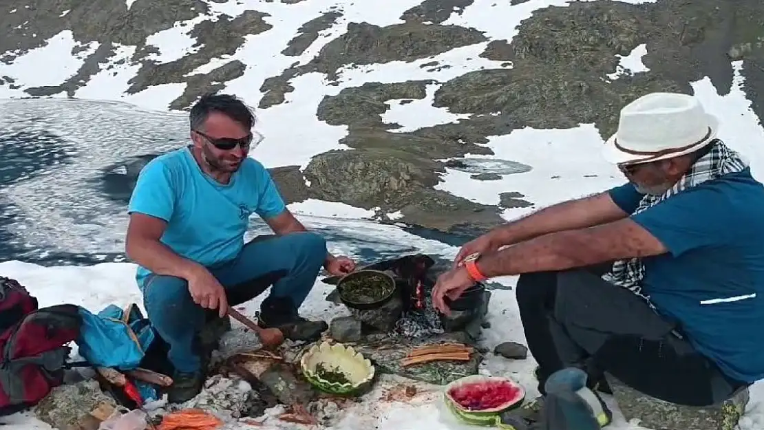 Erzurum'da haziran ayında kara pekmez döküp yedi