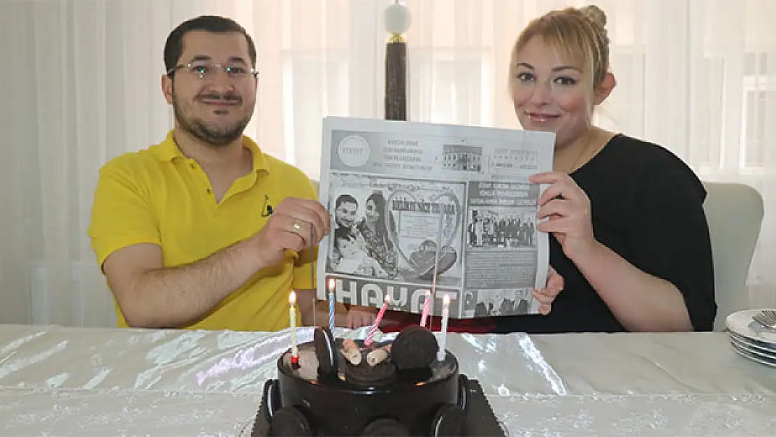 Eşini sürmanşete çıkarıp doğum günün kutladı