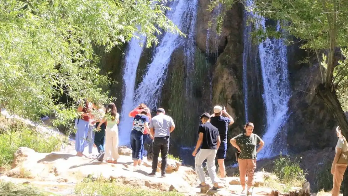 Sıcaktan kaçan Girlevik Şelalesi'nde serinliyor