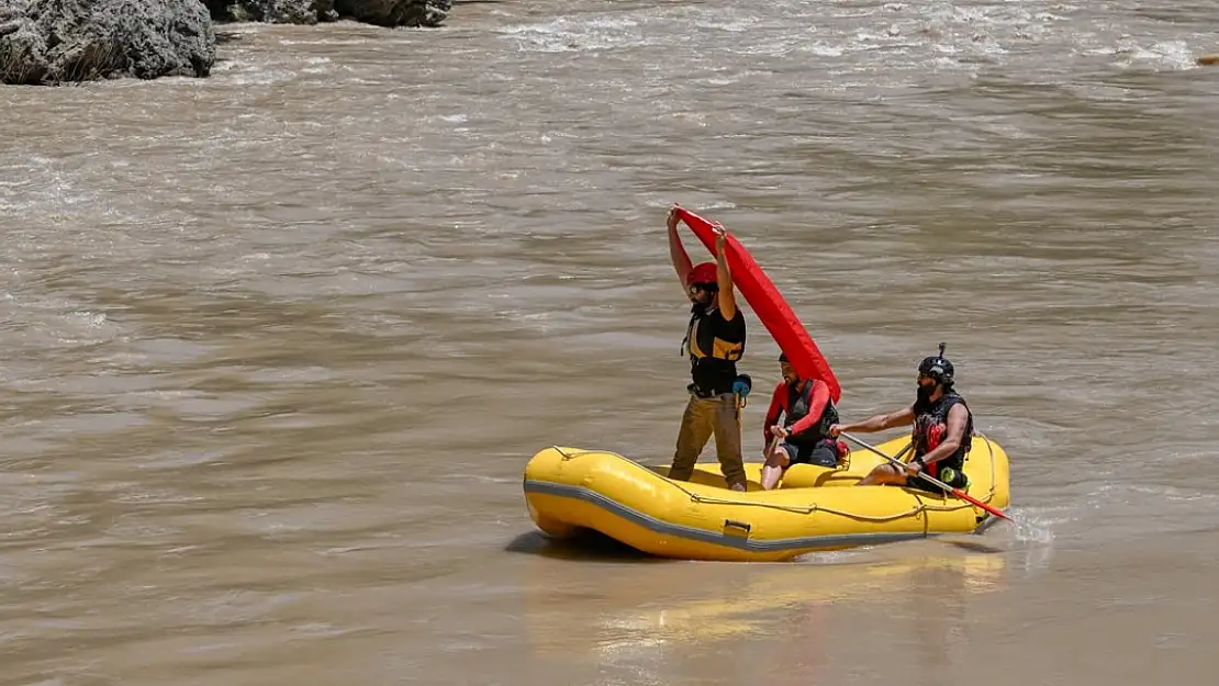 Hakkari'nin Çukurca ilçesindeki festivalde rafting ve off-road heyecanı yaşandı