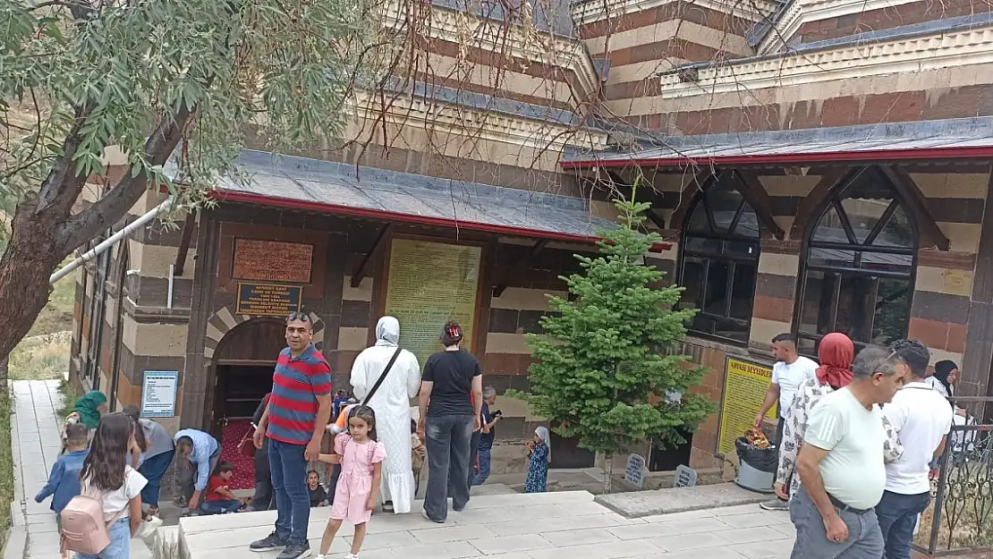 Bölgeden Ahmed-i Hani Türbesi'ne yoğun ilgi