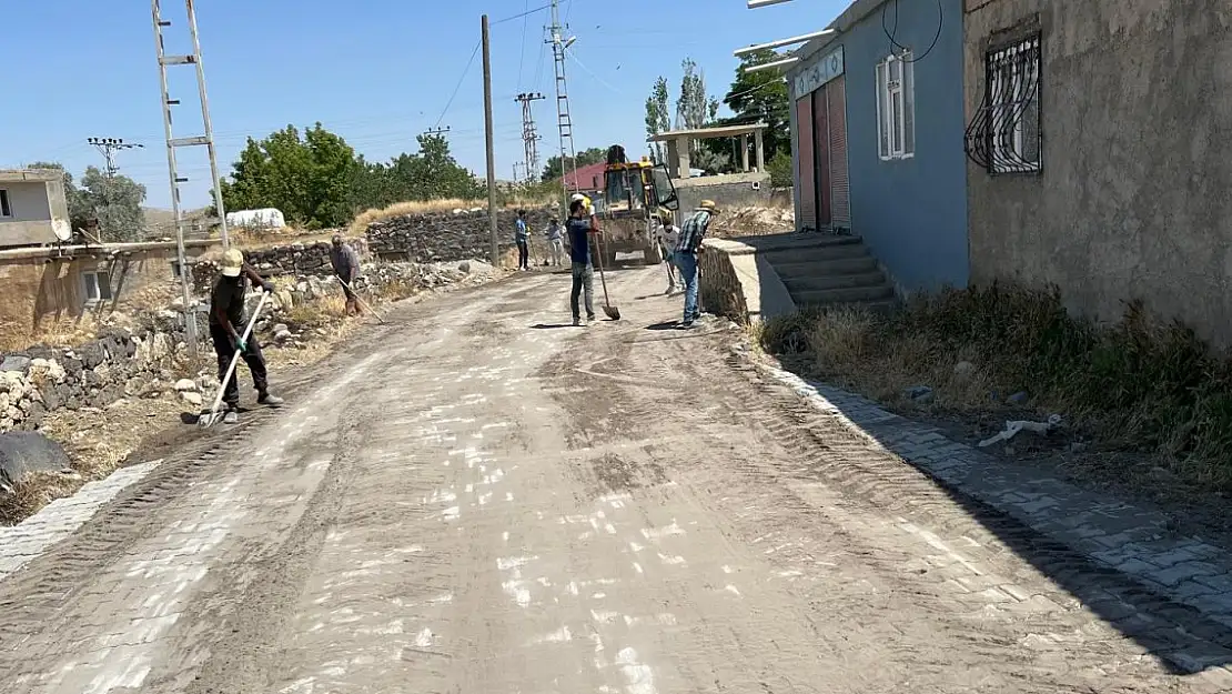 İran Sınırındaki Gürbulak Köyü'nün Yolları Yenilendi