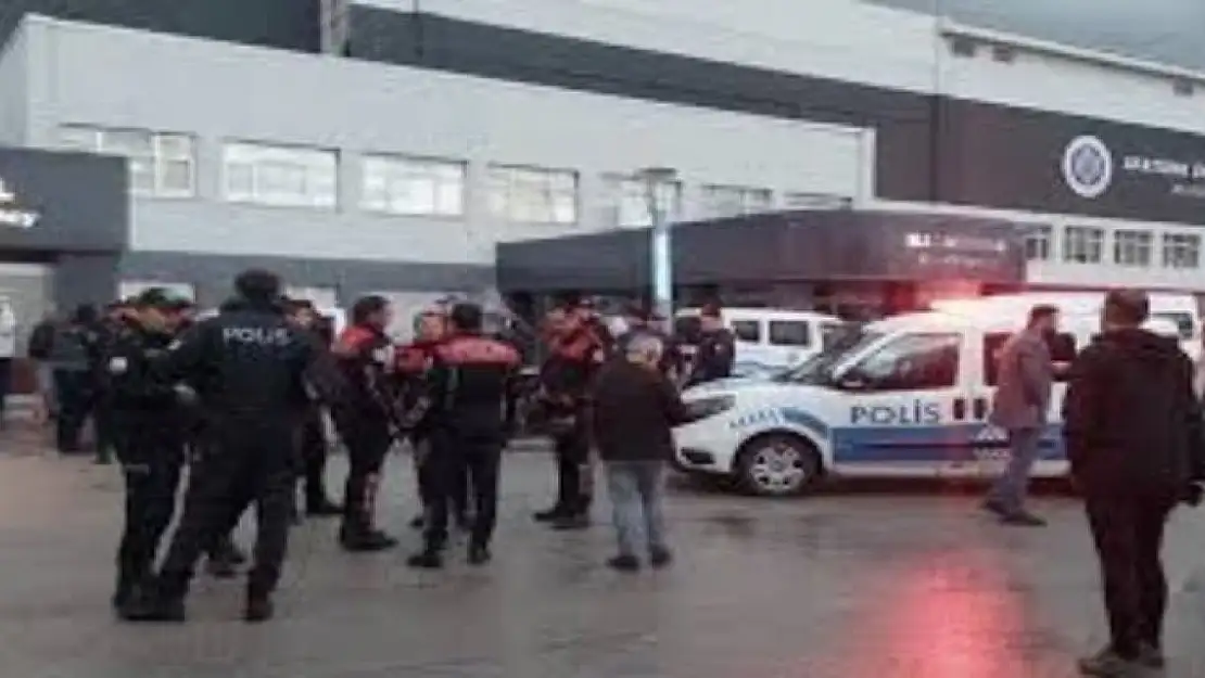 Erzurum'da doktorla hasta yakınını ayırırken bıçaklandı