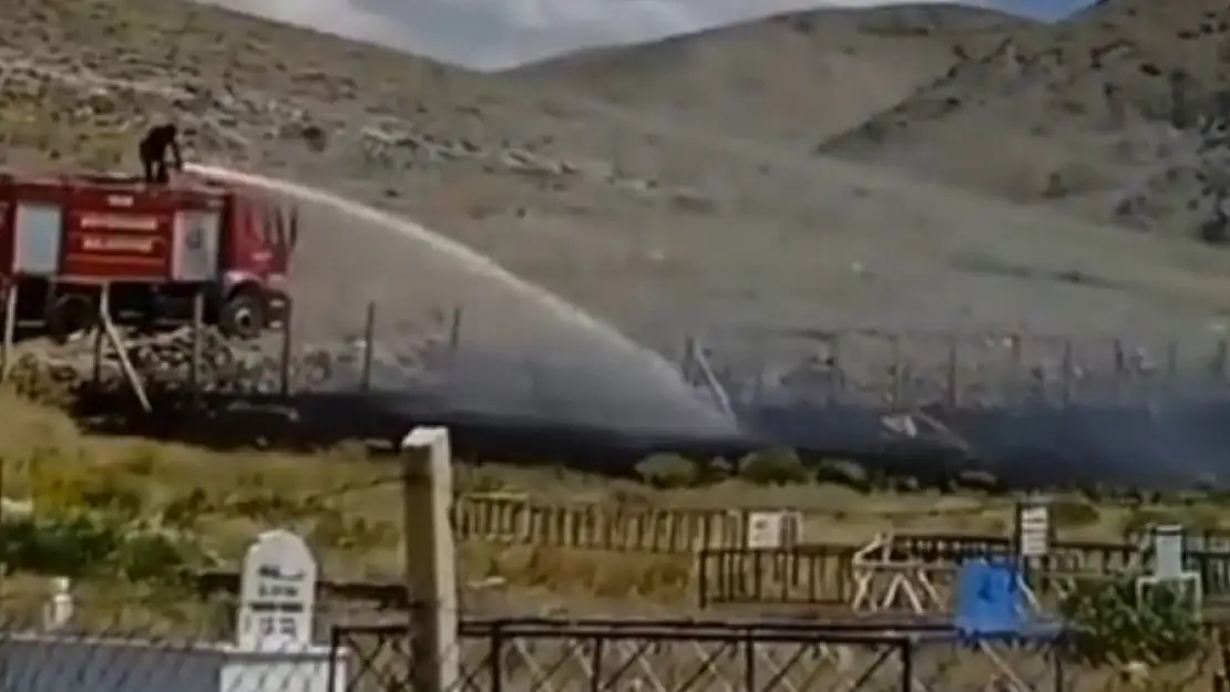 Van'da mezarlık yangını