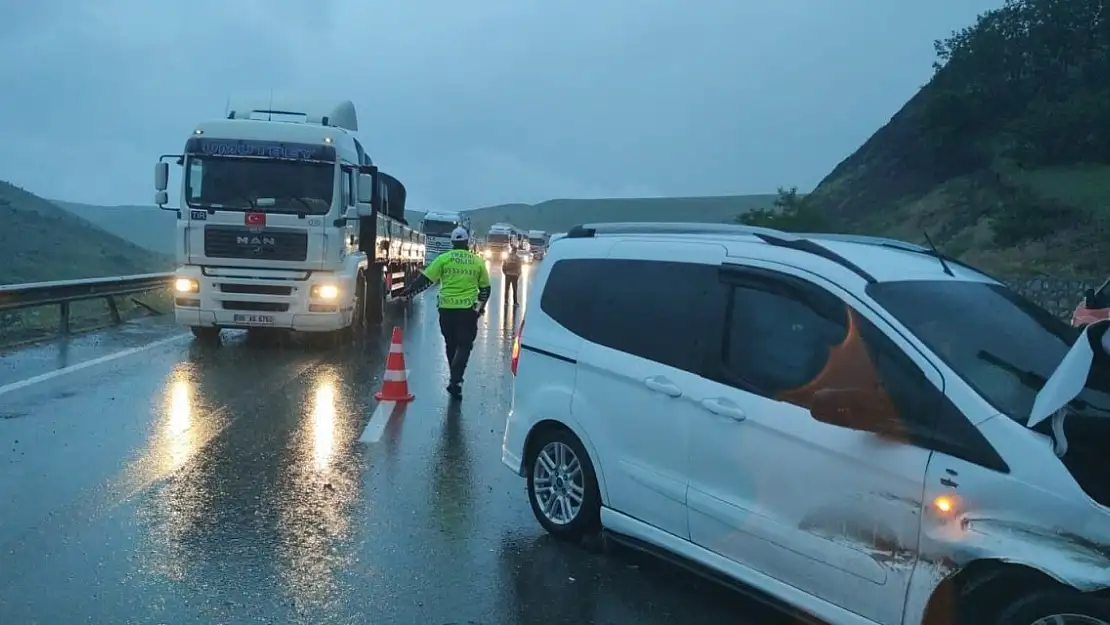 Erzincan-Erzurum karayolunda zincirleme kaza: 1 yaralı