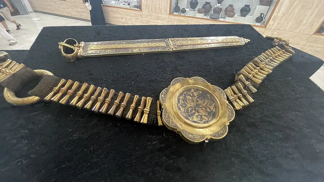 Kars'ta kazılarda bulunan altın kemer müze vitrininde