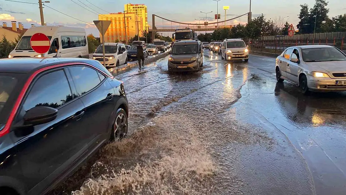 Diyarbakır'da sağanak yağış rögarı tıkadı