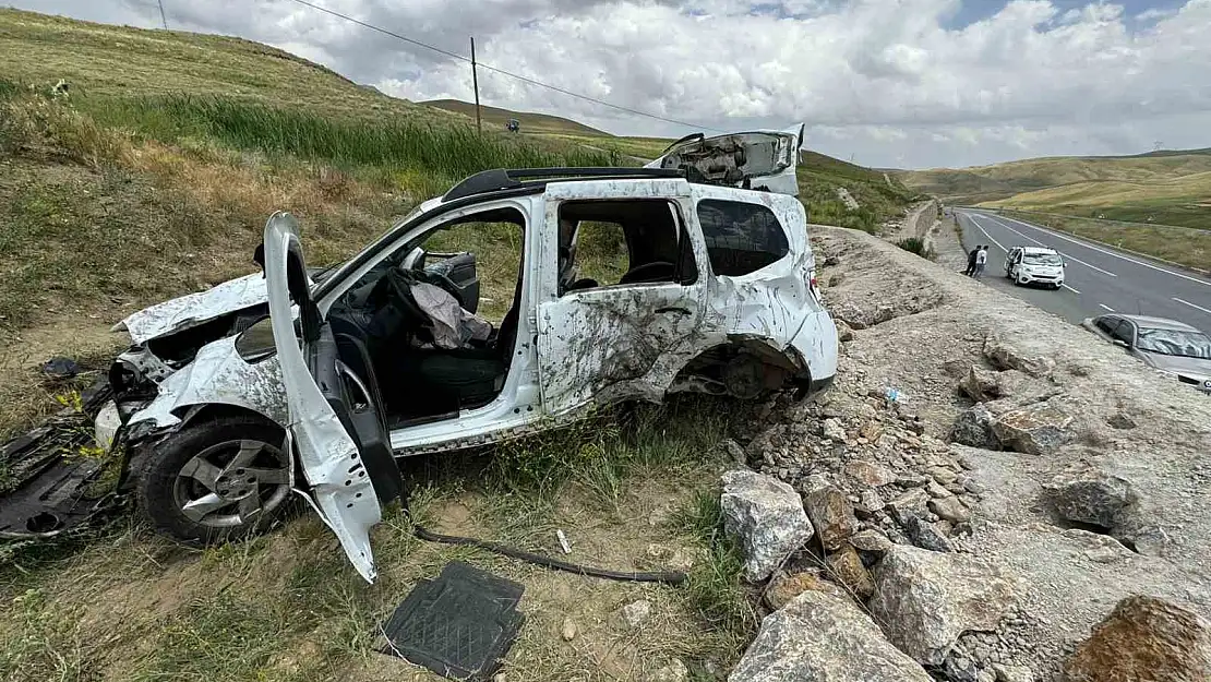 Van'da takla atan araç istinat duvarının üzerine çıktı