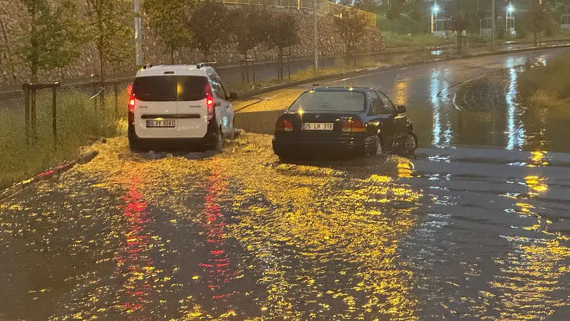 Erzurum'da dün yağan şiddetli sağanak yolları taşırdı