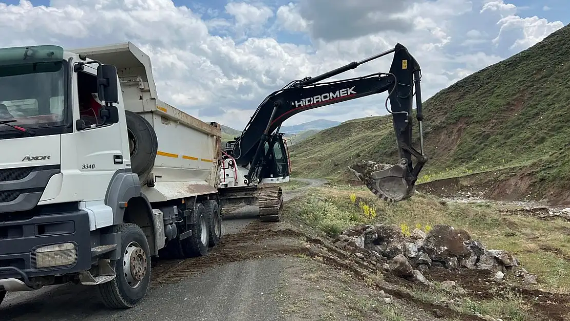 Ağrı'da yağışlar sonrası bozulan köy yolları onarılıyor